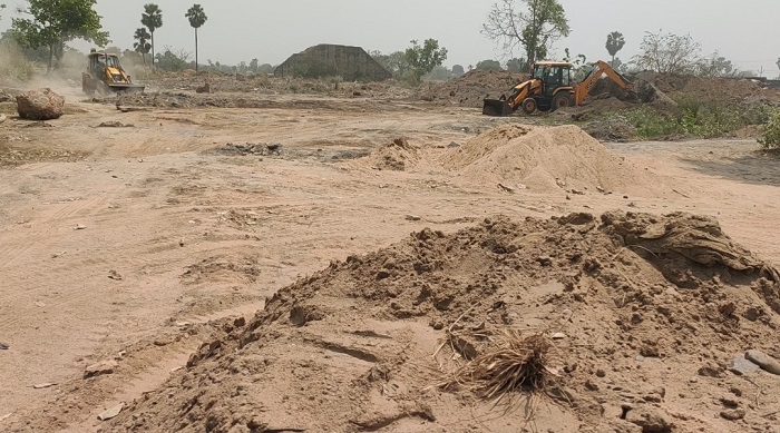 बिहार के गया जिले में खनन निरीक्षक अधिकारी पर बालू माफिया ने जानलेवा हमला कर दिया