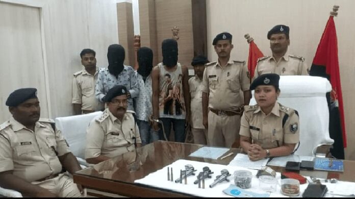 24 घंटे के अंदर लूट कांड का हुआ खुलासा, हथियार सहित अपराधियों को किया गिरफ्तार