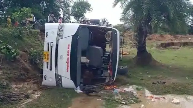 Bus full of passengers fell into the river