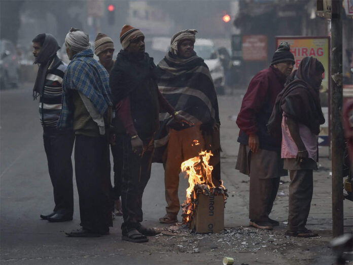 बिहार में ठंड ने तेजी से दस्तक दे दी है इसी बीच ठंड के वजह से लोगों का जीवन यापन में थोड़ी कठिनाई हो गई है बिहार में पछुआ हवा चलने की वजह से ठंड के साथ कनकनी भी बढ़ा दी गई है|