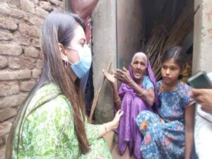 पटना की सड़कों पर कंबल बांटते दिखी भोजपुरी अभिनेत्री अक्षरा सिंह